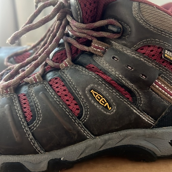 KEEN trekker boot size 7.5 brown and burgundy - Picture 17 of 17